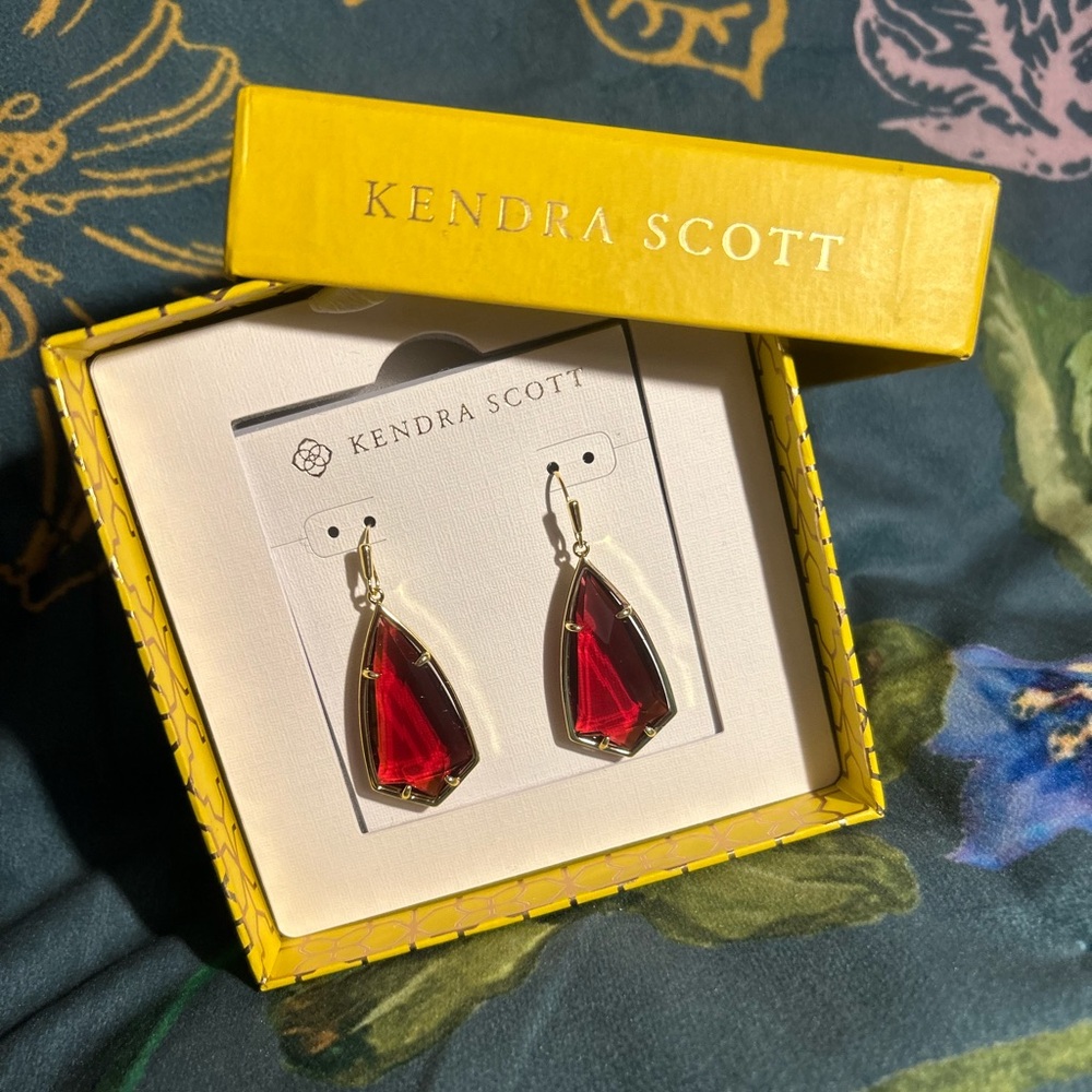 Brand New With Tags Retired Kendra Scott Carla Earrings in Berry Glass & Gold.